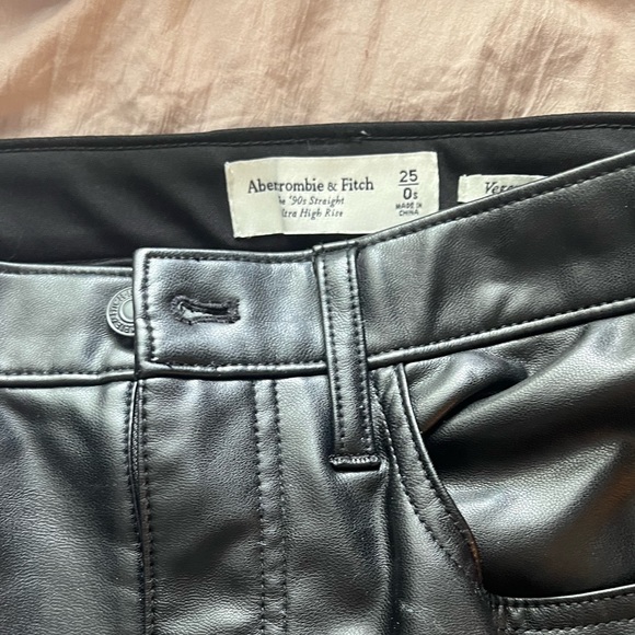 Abercrombie & Fitch 90’s straight ultra high rise vegan leather pants - Picture 2 of 3